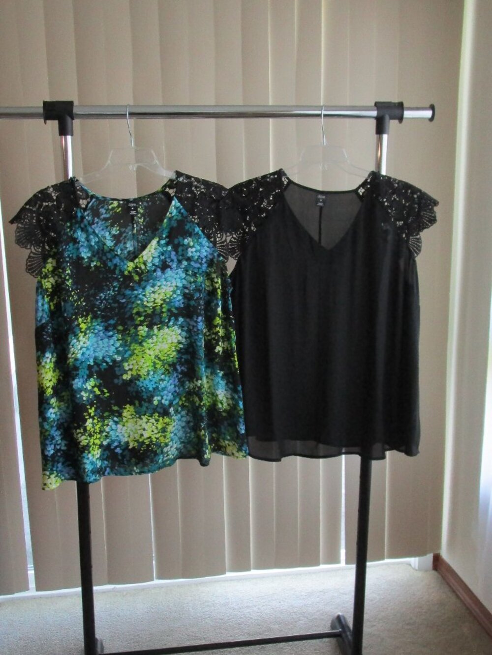 2 QTY City Streets Charmuse blouses woman 2x - black & blk/green floral print